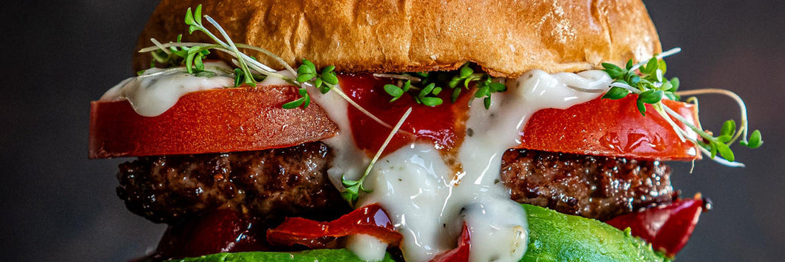 avokado burger z govejimi polpeti in jalapeñom